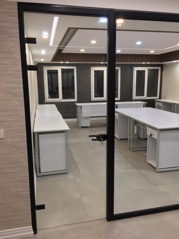 درب پارتیشن شیشه ای با یراق آلات هوپه یا مرونی از جنس شیشه سکوریت سوپر کلییر