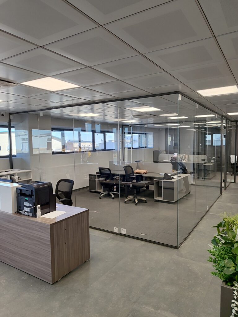 پارتیشن شیشه ای فریم لس با شیشه سکوریت 10 میل